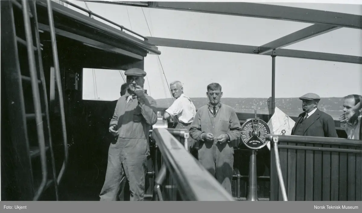 Menn på dekk på tankskipet M/S Haakon Hauan, B/N 465 under prøvetur i Oslofjorden 9. juli 1935. Skipet ble levert av Akers Mek. Verksted i 1935 til Østlandske og Vestlandske Petr. Co.