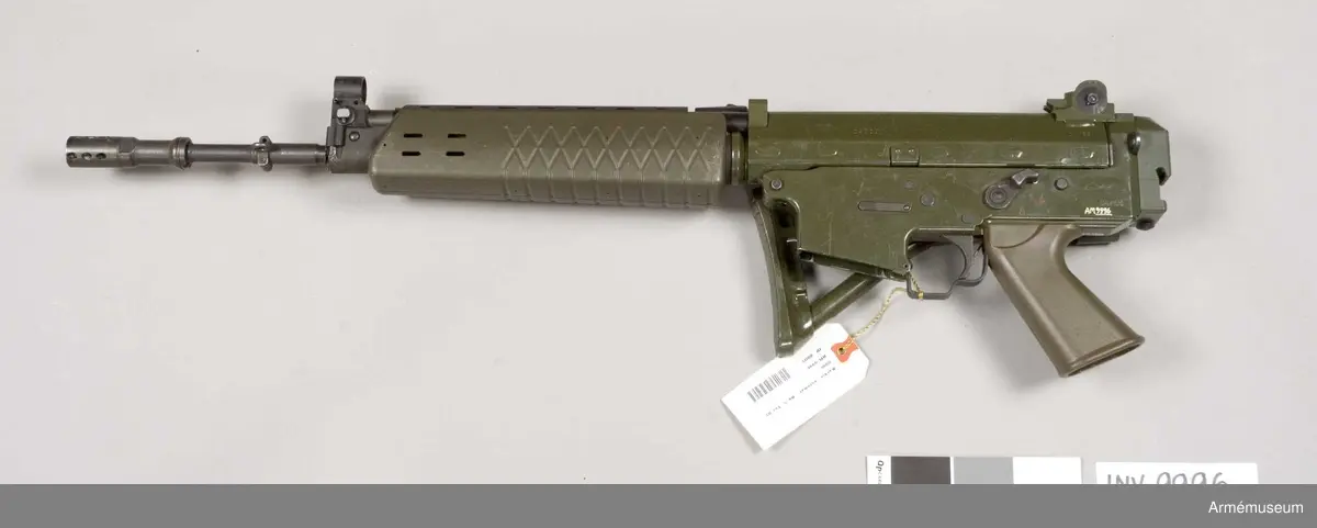 Tillverkat 1986-04. 
Vapnet är konstruerat enl principen gas/vridlås. Riktmedel: hålsikte inställbart för 250-400 m, stolpkorn. Axelstödet är infällbart och längden blir då 750 mm. Visirlinje: (avståndet sikte-korn) 510 mm. Mekanisk eldhastighet: gas 1: 650 skott/min, gas 2: 700 sk/min. Matas med ammunition från 30-skotts magasin. 
Märkt med tre kronor "050001" =tillv.nr och  "04/86" och krona. Fjäder till skyddsluckan är trasigm främre niten. Se instruktionsbok M7786-006250, IBok AK 5 (FMV 1985).
