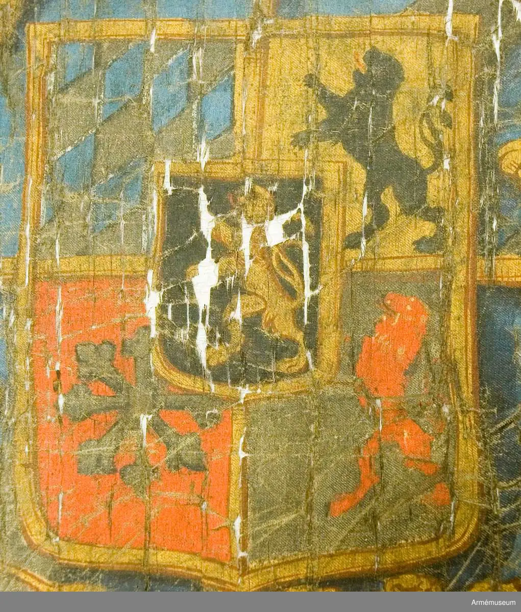 Fanduk av fyrskaftat kyprat siden med målade emblem, omvänd lika på båda sidor; svenska riksvapnet under pfalziska huset i guld, silver och färger, hållet av tvenne dubbelsvansade lejon, skölden guldkantad, krönt av en stor, sluten kunglig krona i guld med rött foder, samt stenar och pärlor i silver. Lejonen av guld med röda tungor, krönta med slutna kungliga kronor.

I båge över vapnet C.R.S. I övre inre hörnet Västergötlands sköldemärke: ett lejon till hälften i guld och till hälften i svart, följt av tvenne silverstjärnor. Målad av trofémålare Olof Hoffman.

Stång av brunmålad furu, 3,58 m lång. Spets saknas.