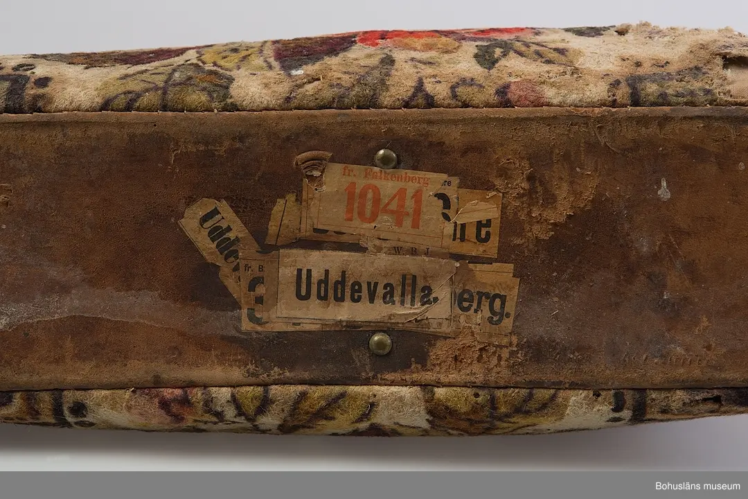 Ur handskrivna katalogen 1957-1958:
Rosig nattsäck
L. 51. H: (med handtag) 41. Av filttyg med blommigt mönster. Smärre hål. 
Från Kärra (U-a)
