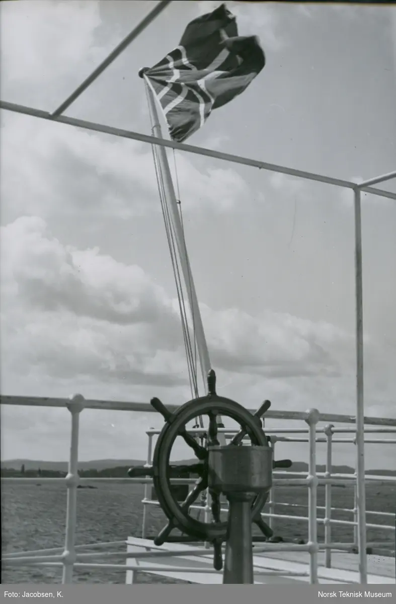 Ror på dekk på cargolineren M/S Heina, B/N 488 16. juni 1950. Skipet ble levert av Akers Mek. Verksted i 1950 til J. L. Mowinckels rederi.