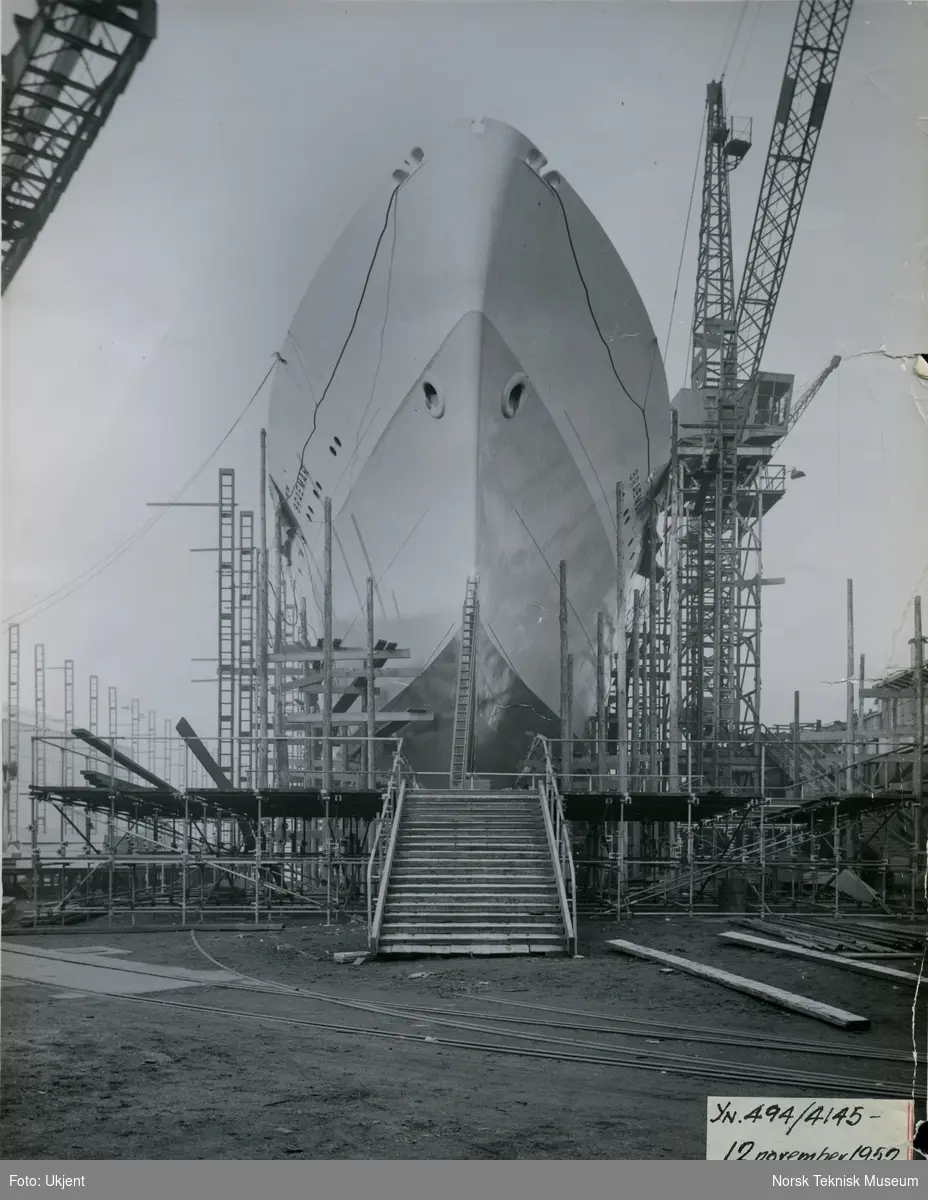 Passasjer- og lasteskipet M/S Braemar, B/N 494 under bygging på bedding på Thornycroft 12. november 1952. Skipet ble levert av Akers Mek. Verksted i 1953 til Fred. Olsen & Co.