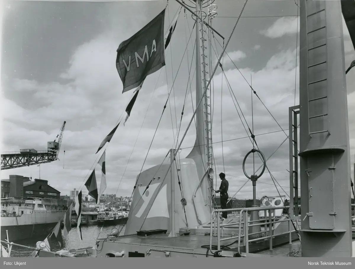 Arbeider oppå lasteskipet M/S Balduin, B/N 505 (Lidköping Mek. Verksteds B/N 40) utenfor Akers Mek. Verksted. Skipet ble levert i 1955 til Fred. Olsen & Co.