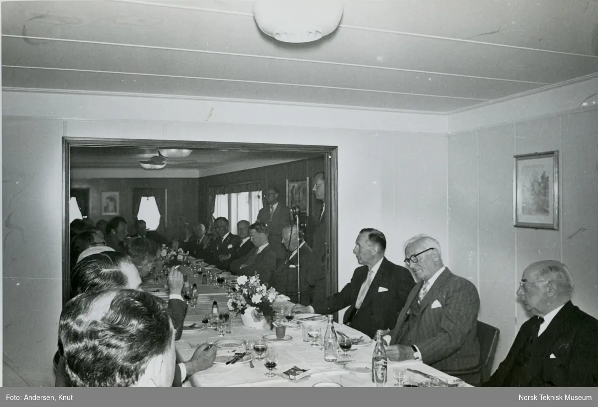 Direktør Martin Siem taler under prøvetur med tankeren M/S Farmand (solgt og omdøpt til M/S Norsk Viking i 1963), B/N 514 i Oslofjorden i 1958. Skipet ble levert av Akers Mek. Verksted til Antarctic A/S under denne prøveturen.