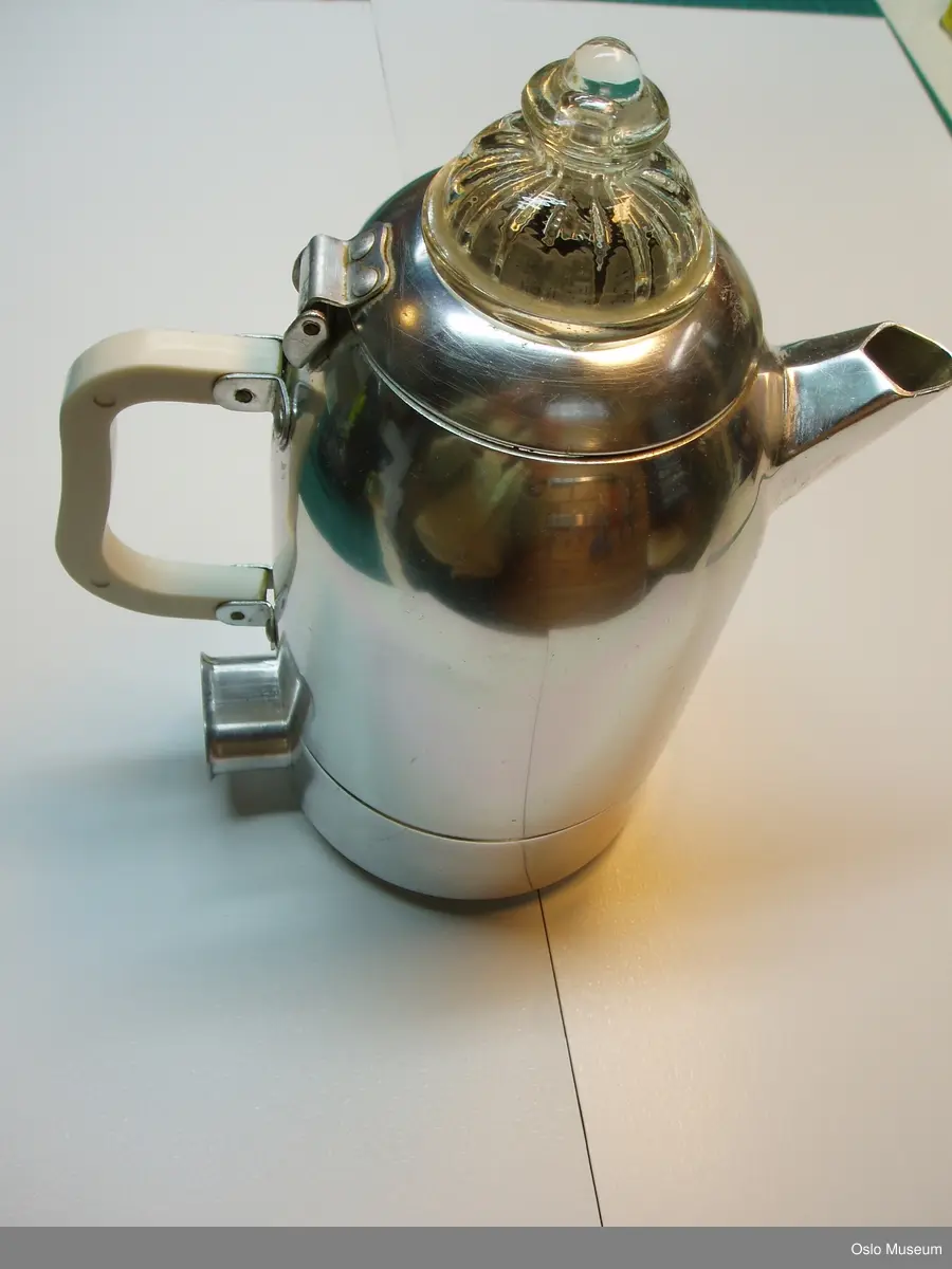 Kaffekanne i 4 deler til trekking av kaffe. Blankt metall og lokk med glasstopp, hvitt plasthåndtak.