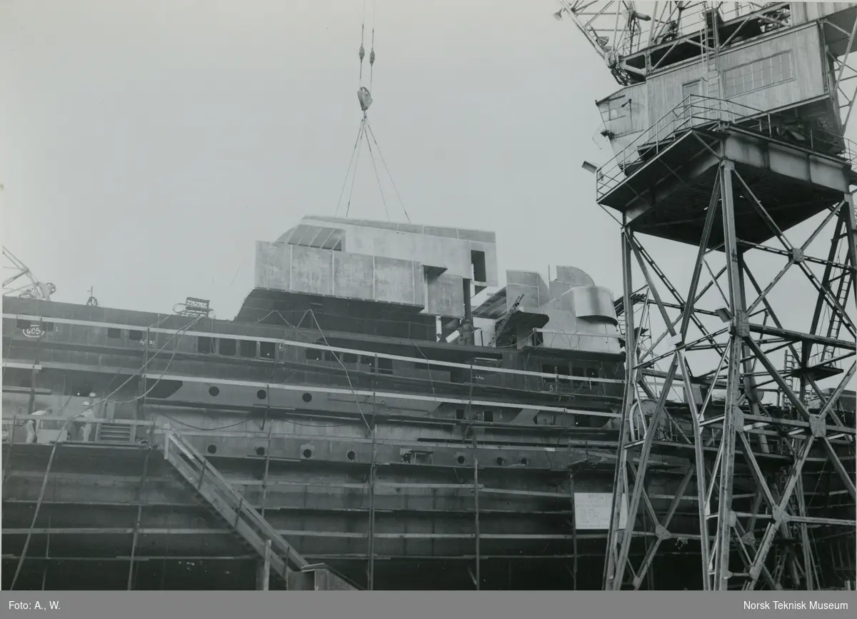 Passasjerskipet M/S Lofoten, B/N 547 under bygging på Akers Mek. Verksted 20. august 1963. Skipet ble levert 27. februar 1964 til Vesteraalens Dampskibsselskap.