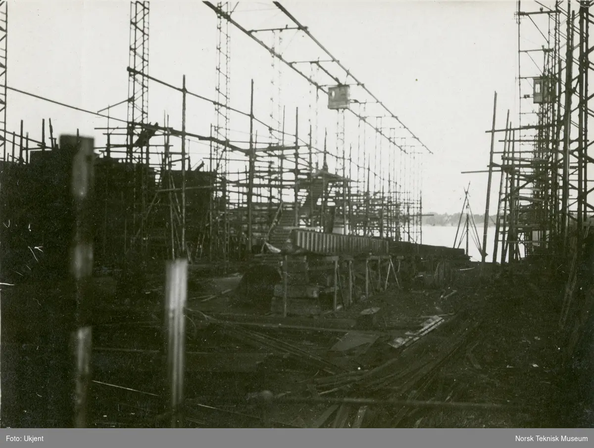 Beddingen der lastebåten M/S America, B/N 389 ble bygget på Akers Mek. Verksted. Skipet ble levert av Akers Mek. Verksted i 1921 til W. Wilhelmsen, Tønsberg.