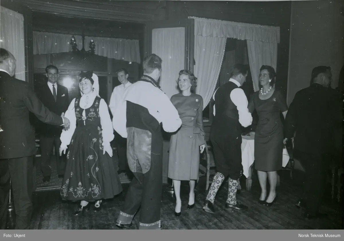 Dans under middag på Frognerseteren dagen før stabelavløpning av tørrlasteskipet M/S Atlantic Trader (tidl. M/S Bluebird), B/N 533 på Akers Mek. Verksted. Skipet ble levert 6. oktober 1961 til Gulf Stream Trading ltd. v/ Federal Nav. & Com. ltd.