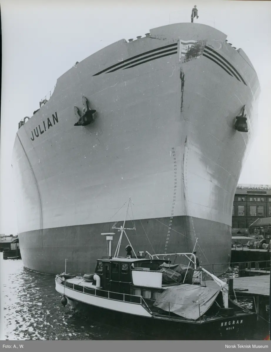 Tankeren M/S Julian, B/N 535 (Stords B/N 49) under utrustning på Akers Mek. Verksted. Skipet ble levert av Akers Mek. Verksted og Stord Verft i september 1966 til Hilmar Reksten.