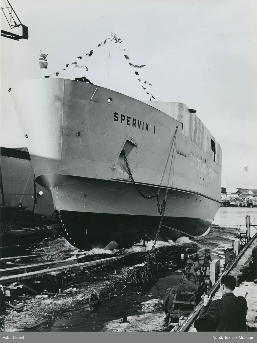 Stabelavløpning, bilfergen M/S Spervik I, B/N 555 på Trondhjems Mek. Verksted 30. januar 1964. Skipet ble levert av TMV og Akers Mek. Verksted 14. mai 1964 til A.C. Olsen.