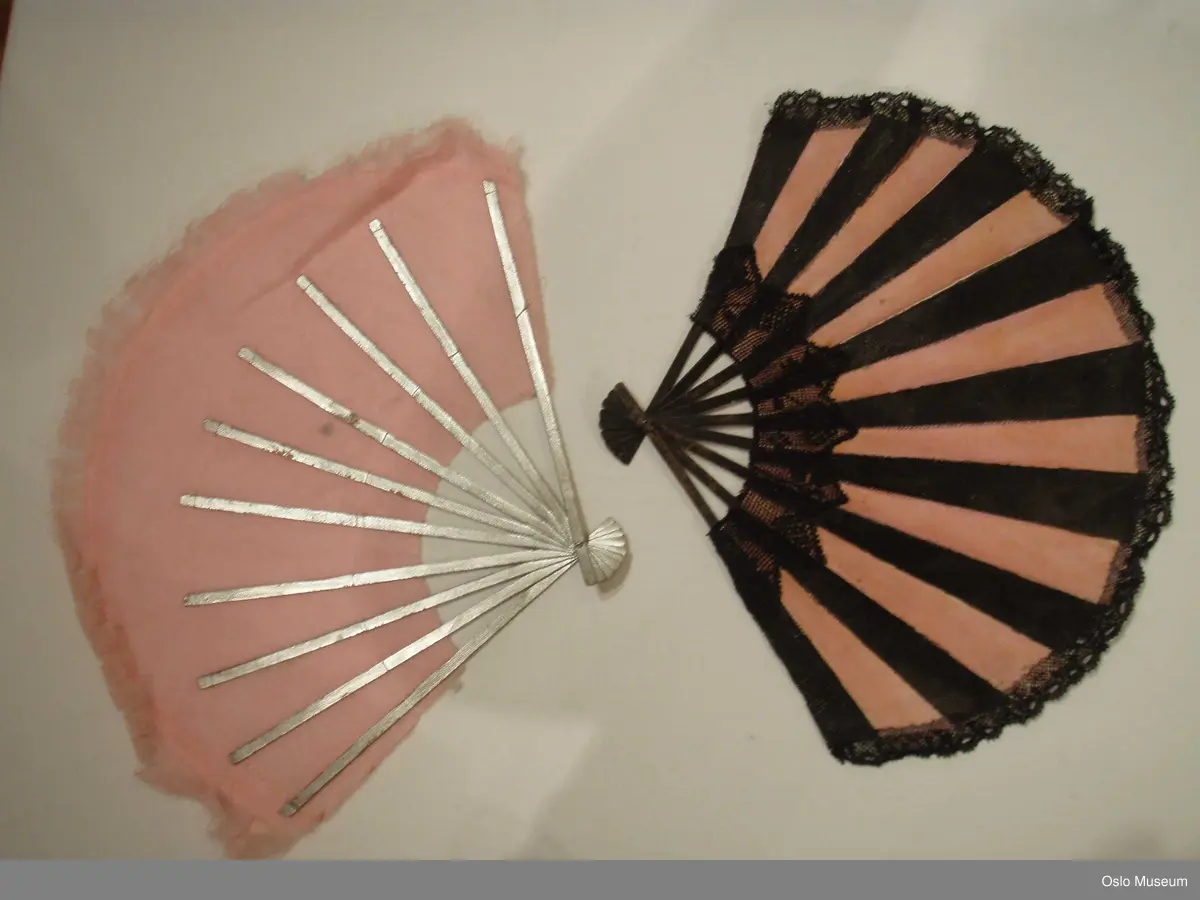 4 balettkjoler, korte, med liv i sort silke og kant i rosa og sort tyll, skjørtdel i mange lag rosa og sort tyll. 4 vifter i rosa/sort tyll, 4 viter i rosa tyll. 1 hodepynt i samme stoff og farger.
