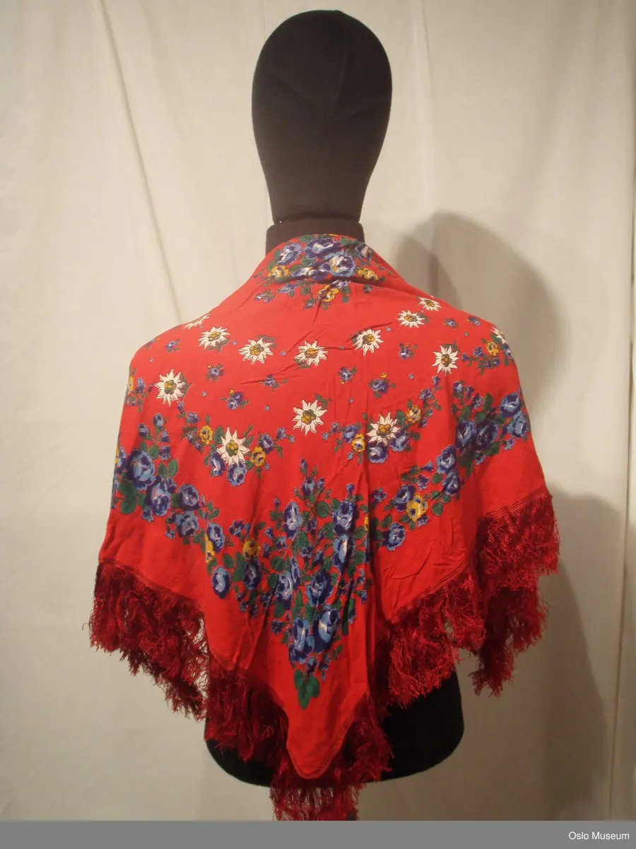 Sjal, bomull ulike farger, store roser og blomster og lange frynser, noe russisk inspirert.