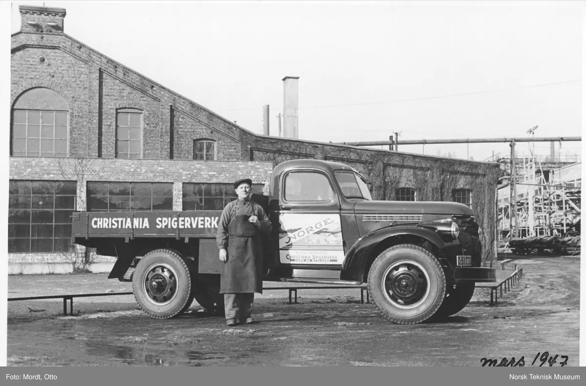 Nyanskaffet lastebil på Spigerverket, utenfor redskapsfabrikken, mars 1947
