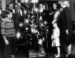 Ved juletreet, Huk Aveny, fra v. fru F(?), Brorsen, Ego (Car