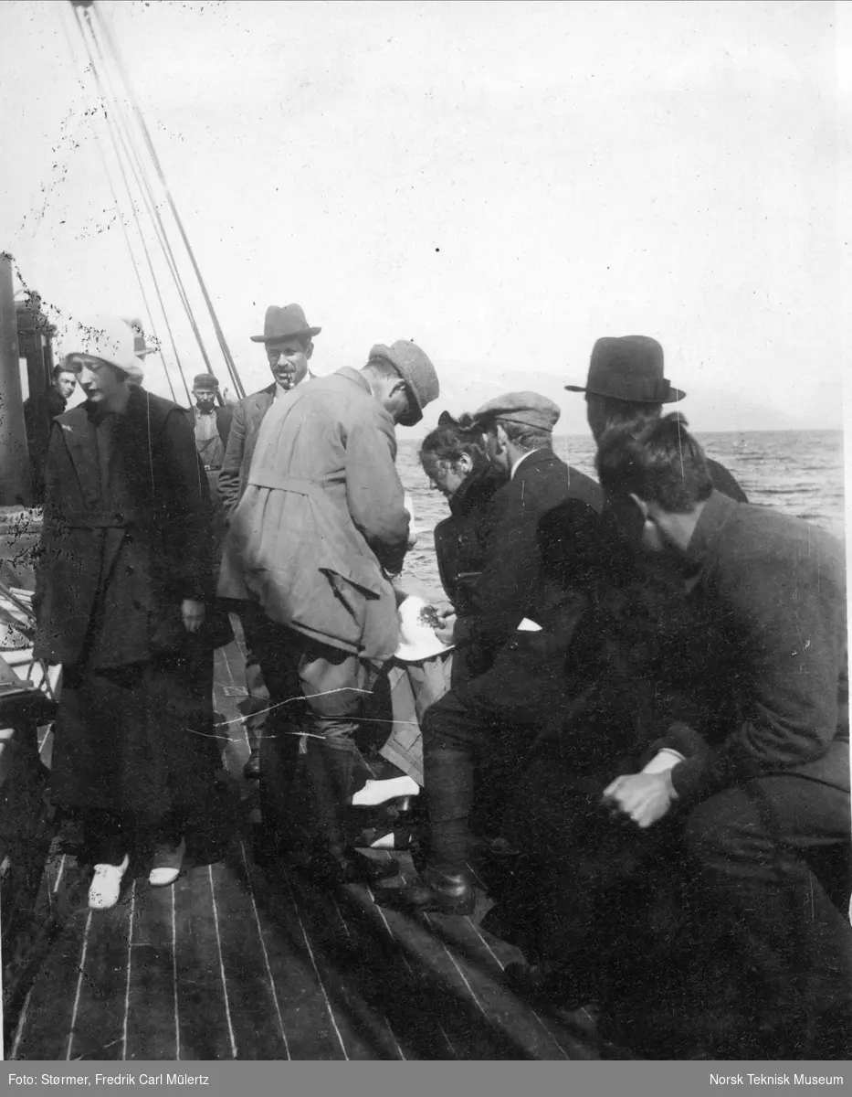 Den geofysiske kommisjon på utflukt om bord i forskningsfartøyet "Armauer Hansen", Tromsøsundet, 1920.