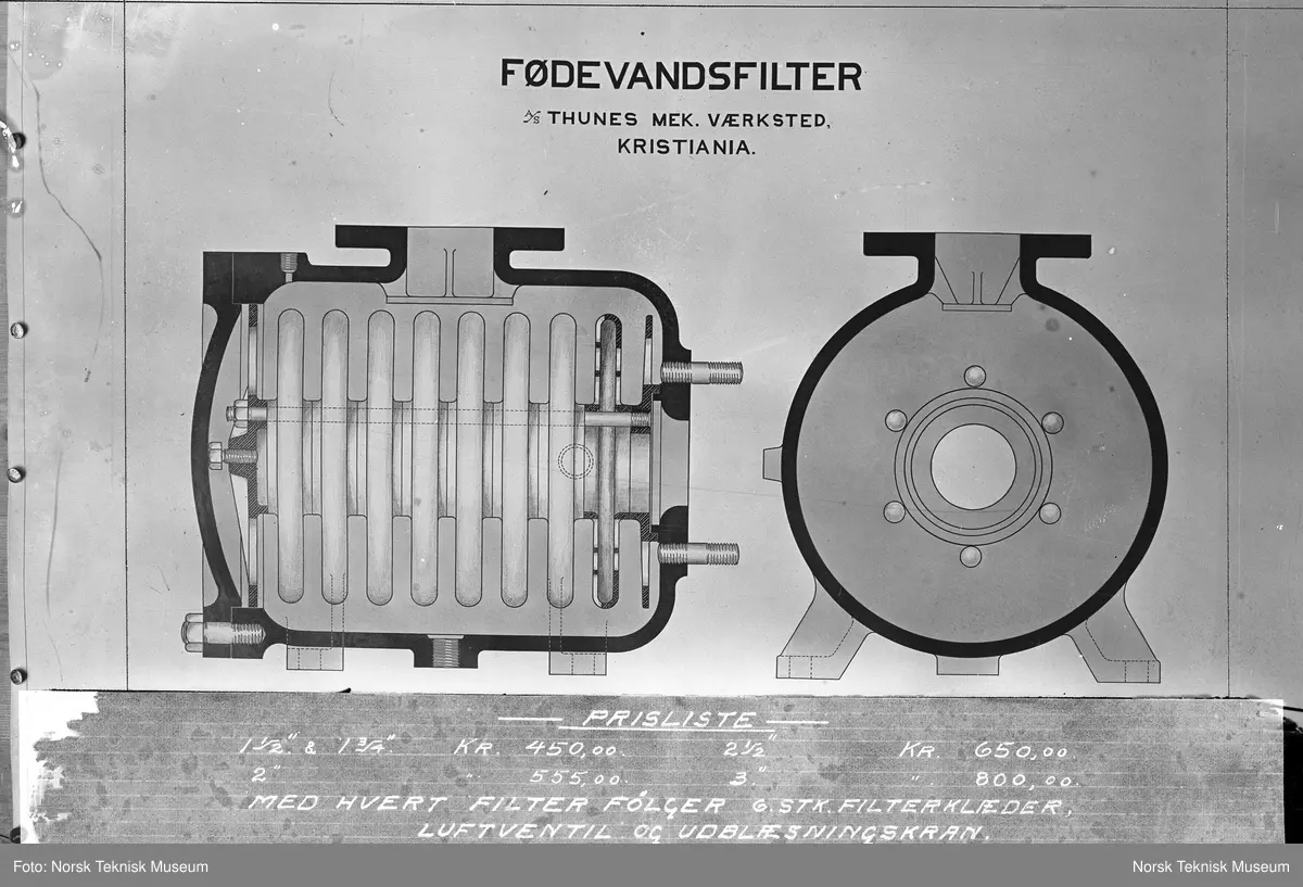 Tegning av filter til renseanlegg for drikkevann laget på Thunes Mekaniske Verksted på Skøyen i Oslo. Merket med "Fødevandsfilter A/S Thunes Mek. Værksted Kristiania" og påmontert prisliste med info om filter.