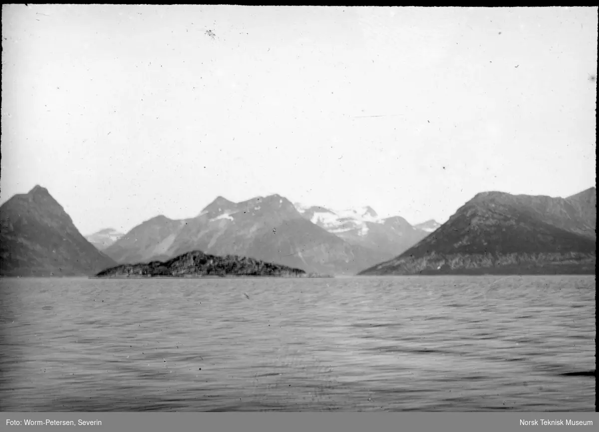 Fjellandskap fotografert fra båt, antatt Nordnorge