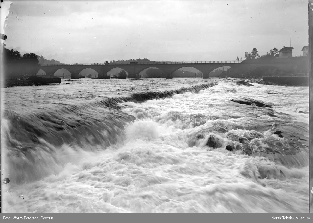 Hønefoss, utsikt fra fossen opp mot brua. Kort llukkertid, vannet skarpt.