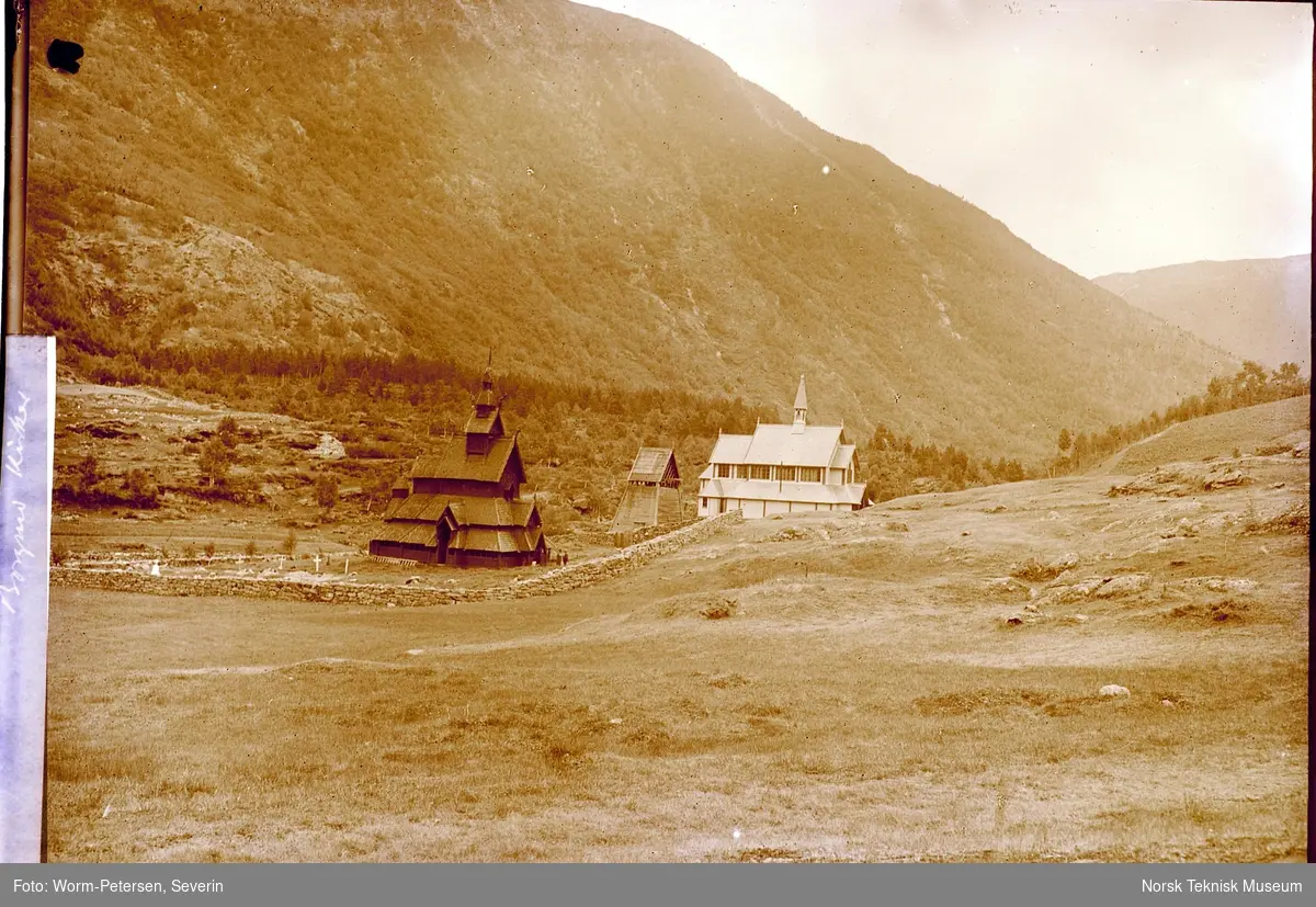 Borgund kirker, Lærdal i Sogn og Fjordane. Stavkirken og nykirken