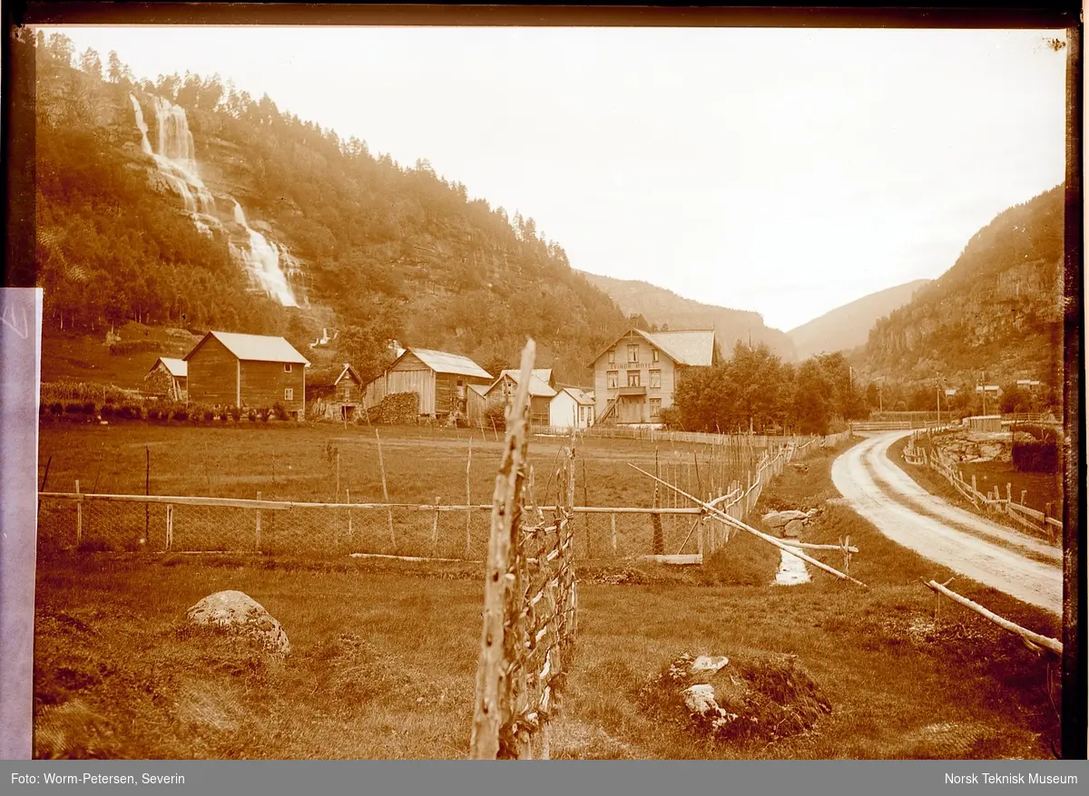 Tvinde hotell, Voss i Hordaland. Panorama med inngjerdet gårdstun og vei i forgrunn