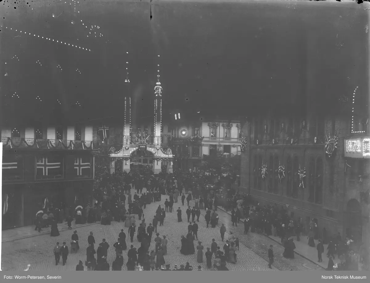 Oscar IIs kongejubileum 1897, Æresporten i elektrisk lys.