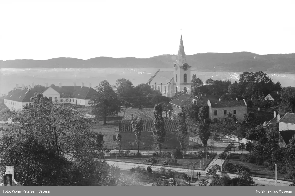 Larvik. Tollerodden med Larvik kirke og Laurvig Hospital til venstre.