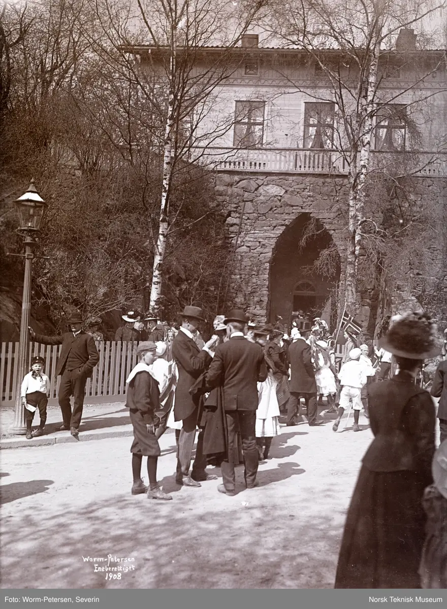 Wergelandsgrotten, sett fra Wegelandsveien med tilskuere