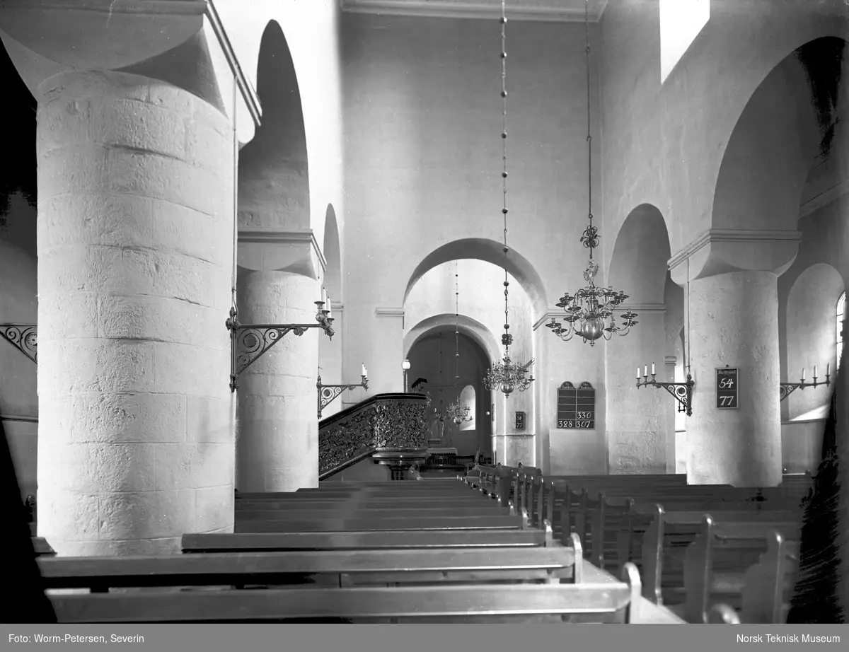 Gamle Aker kirke interiør