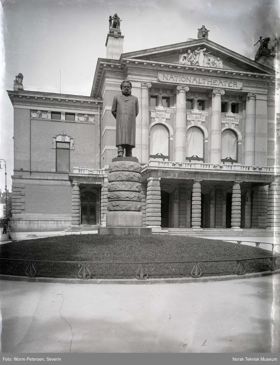 Statue av Henrik Ibsen utenfor Nationalteatret