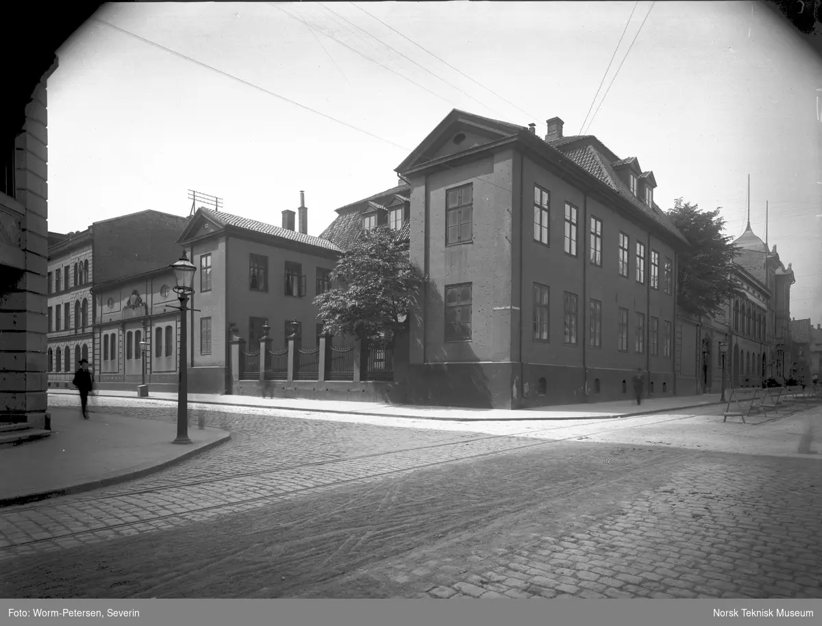 Den gamle krigsskolen fra hjørnet