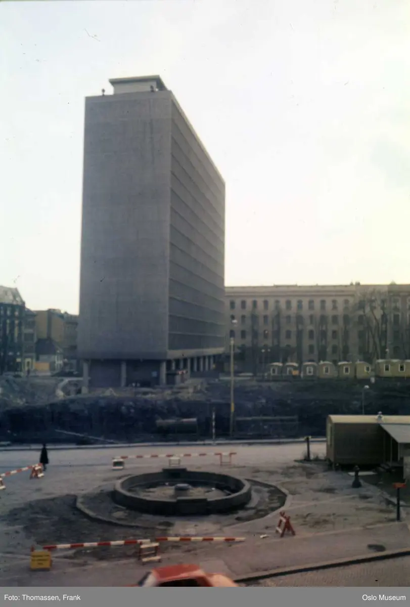 regjeringskvartalet, høyblokken, gamle regjeringsbygget, brakker, plass, fontene