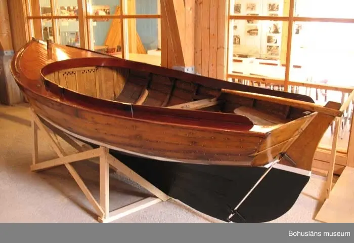 Klinkbyggd julle, Långedragsjulle,  av typen J 10 nr. 153, "Tio-julle".
Längd: 5 meter, bredd: 1,90 meter, djup: 0,74 meter, järnköl: 220 kg. 
Segelyta: 10 kvadratmeter. Seglet märkt J10 153.
Båten är byggd på Johannes Olssons Båtbyggeri i Kungsviken på Orust 1943 och var en av sex J 10:or som byggdes där detta år.
Bordläggning av ek på spant av ek, kopparnitad. Akterspegel av ek. Däck av oregonpine, skarndäck och sarg av mahogny. Pållare av ek. Roder av ek och roderkult av fur. Tofter av ek i akter, medan tofter på sidorna saknas. Fem stöd för dessa senare tofter finns kvar.
Allt trä fernissat. Botten svartmålad, vit vattenlinje. Gråmålade durkar.
Till båten hör originalmast samt dacronsegel från 1968.