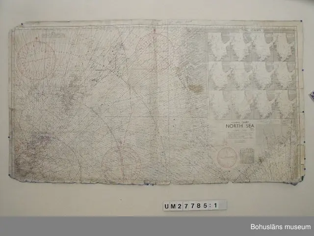 Föremålet visas i basutställningen Kustland,  Bohusläns museum, Uddevalla.
594 Landskap Bohuslän
503 Kön Man

Dubbelvikt sjökort av papper med tryck på ena sidan och blåfärgad baksida över Nordsjön i skala 1:631 000, "Fishing Chart North Sea". Sjökortet innehåller linjer för deccanavigering, tidvattenströmmar i 12 tidsutsnitt samt  markeringar för "Telegraph Cables, Rough & Foul Ground for Trawling, Mud Bottom Areas, Fishing Limits". Påklistrad pappersetikett på baksidan, bl a med texten: "70 A NORTH SEA  NORTH SHEET DECCA (6c). "
Den nedre delen av sjökortet saknas. 
I farvattnen  No om Shetlandsöarna finns ett drygt tjugotal markeringar utritade med bläckpenna för positionering av backelänken,  "kasten".
Trasigt med flera revor, vikningar och (kaffe?)-fläckar.

Sjökortet och övrigt material är insamlade från Klas Berntsson i Grundsund och är använt på långafiske ombord på LL Sandö 158 under åren 1972 - 1992.

För ytterligare upplysningar om förvärvet, se UM27777.