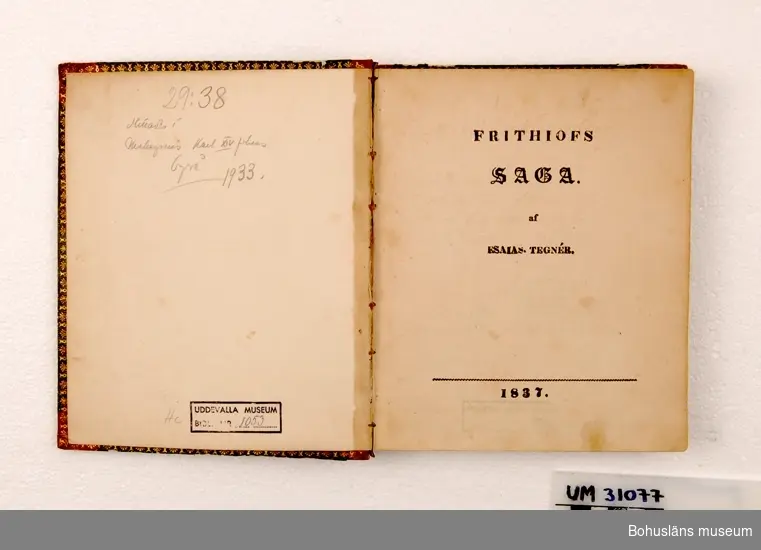 Handskriven bok i halvfranskt band i oktavformat.
Bokband: Rygg och bokhörnen i rött skinn, rygg med dekor och texten "FRITHIOFS SAGA" i pressförgyllning. Pärmar klädda med grönt, präglat papper. På pärmarnas insidor liksom för- och eftersättsbladen klistrat ett kraftigt vitt papper med handtryck heltäckande dekorativt blommönster i blått och guld.

Inlaga av trähaltigt papper.
På första sidan står med tryckt text:
FRITHIOFS
SAGA
AF
ESIAS. TEGNÉR
1837
Härefter följer en prydlig handavskrift av Frithiofs saga (235 sidor).

Härefter en tryckt text:
SAMLADE 
DIKTER
AF
Euphrosyne
1837
Härefter följer en prydlig handavskrift av 18 dikter eller texter av Julia Christina Nyberg (84 sidor).
Titlarna är följande:
Klipp-Kyrkan / Stjernorna / Spegeln – Visa / Vinter-Blomman / Lapp-flickan / Tiggar-Gossen / Tvillingarna / Jesus och Jacob som Barn – Legend 
/ Jesus-Barnet / I en Jorsala-farares stambok / Idealet eller Raphaëls Dröm / Dödens Myrthen / Grafven / Ödmjukhetens Lof / Minne af Vår första Nattvardsgång / Julmorgonen / Amor Jul-Attrape / Nyårs-Natten.