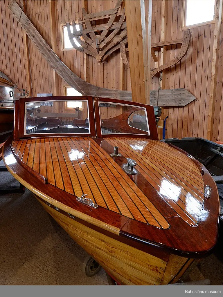 Båten visas permanent  i Båthallen, Bohusläns museum.

Öppen 15 fots motorbåt med rak akter. Fördäck, delad snedställd vindruta, sidorutor och kapell. Stor sittbrunn med tredelad och formsågad toft av furu i aktern. Vindrutor fördelade på fyra rutor varav den högra är öppningsbar. 
Båten har varit försedd med en utombordsmotor.

Till båten hör två stänger UM31346:2 till ett grönt kapell, UM31346:3, flaggstång UM31346:4 samt två årtullar UM31346:5.
Motor saknas.

Campingbåten Aje är en  tidstypisk nöjes- och fritidsbåt för en familj.
Båttypen började byggas i Sverige i slutet av 1930-talet till början av 1960-talet. Ett känt båtvarv som byggde campingbåtar var varvet Storebro. Båten ritades för att serietillverkas och därmed vara billig nog att kunna köpas av arbetare och lägre tjänstemän. Det var också under 30-talet som vanligt folk började få semester. Båttypen kallades i början också för passbåt.
Man kan stuva undan stolarna och bädda för två på durken - man kunde "tälta på sjön", därav smeknamnet campingbåt.

Båten har ägts av Ivan Johansson på Restenäs. Båten framfördes med utombordsmotor Volvo Penta med lång rigg, möjligen en Archimedes.
Båten är byggd i Henån.

Under åren november 2005 - våren 2008 renoverades Aje till utställningsbart skick hos Båtbyggeriavdelningen på Uddevalla Gymnasieskolas båtbyggarutbildning, Östraboskolan som ett led i skolans utbildning. Arbetet är dokumenterat och beskrivet i ett projektarbete av eleven Emma Karlsson.

Litt: Borgenstam, Curt: Min motorbåt. 1965
Olsson, C: Electroluxbåten. Sjöhistoriska museet, 1994.
Kalfjäll, Birgitta: Campingbåten. Artikel i Tidningen Vi, sommaren 1994