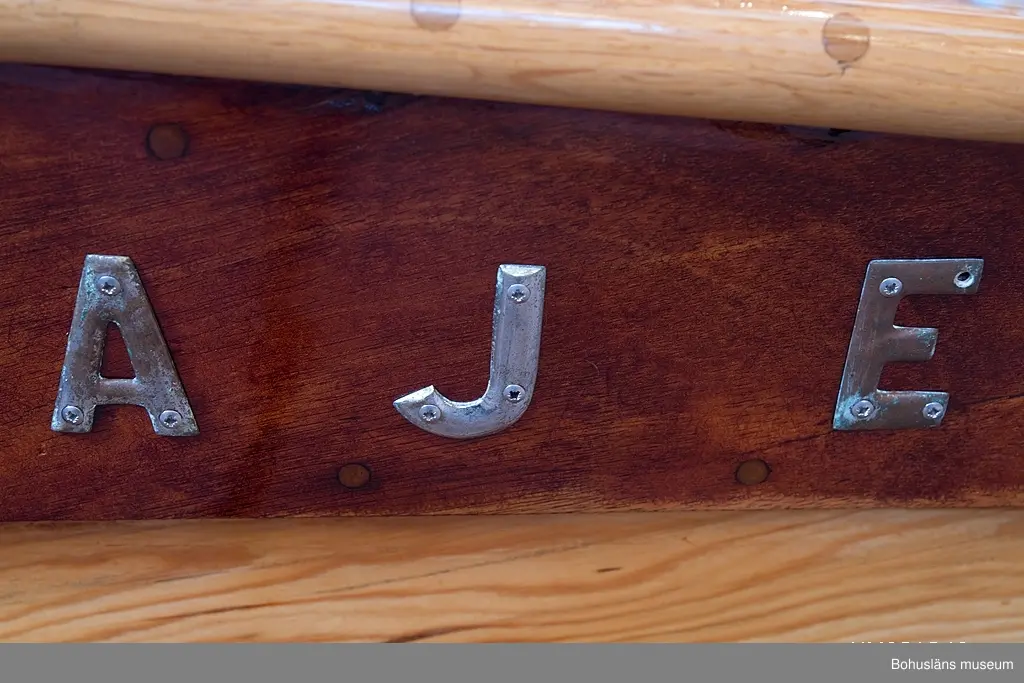 Båten visas permanent  i Båthallen, Bohusläns museum.

Öppen 15 fots motorbåt med rak akter. Fördäck, delad snedställd vindruta, sidorutor och kapell. Stor sittbrunn med tredelad och formsågad toft av furu i aktern. Vindrutor fördelade på fyra rutor varav den högra är öppningsbar. 
Båten har varit försedd med en utombordsmotor.

Till båten hör två stänger UM31346:2 till ett grönt kapell, UM31346:3, flaggstång UM31346:4 samt två årtullar UM31346:5.
Motor saknas.

Campingbåten Aje är en  tidstypisk nöjes- och fritidsbåt för en familj.
Båttypen började byggas i Sverige i slutet av 1930-talet till början av 1960-talet. Ett känt båtvarv som byggde campingbåtar var varvet Storebro. Båten ritades för att serietillverkas och därmed vara billig nog att kunna köpas av arbetare och lägre tjänstemän. Det var också under 30-talet som vanligt folk började få semester. Båttypen kallades i början också för passbåt.
Man kan stuva undan stolarna och bädda för två på durken - man kunde "tälta på sjön", därav smeknamnet campingbåt.

Båten har ägts av Ivan Johansson på Restenäs. Båten framfördes med utombordsmotor Volvo Penta med lång rigg, möjligen en Archimedes.
Båten är byggd i Henån.

Under åren november 2005 - våren 2008 renoverades Aje till utställningsbart skick hos Båtbyggeriavdelningen på Uddevalla Gymnasieskolas båtbyggarutbildning, Östraboskolan som ett led i skolans utbildning. Arbetet är dokumenterat och beskrivet i ett projektarbete av eleven Emma Karlsson.

Litt: Borgenstam, Curt: Min motorbåt. 1965
Olsson, C: Electroluxbåten. Sjöhistoriska museet, 1994.
Kalfjäll, Birgitta: Campingbåten. Artikel i Tidningen Vi, sommaren 1994