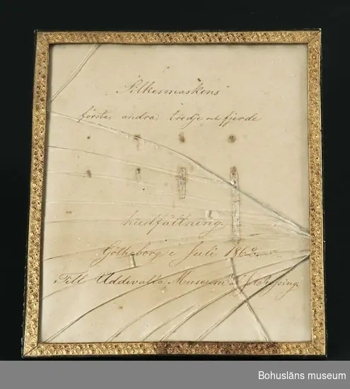 Tavla med silkesmaskens hudfällningar med förklarande text: Silkesmaskens första, andra, tredje och fjerde hudfällning. Götheborg i Juli 1862. Till Uddevalla Museum af J. A. Rossing.

Bilagepärm: Ett tryckt blad med beskrivning på hur man odlar silkeslarver på Sconzonera Hispanica undertecknat av J.A. Rossing. Götheborg, M. Prytz''s Officin 1848.