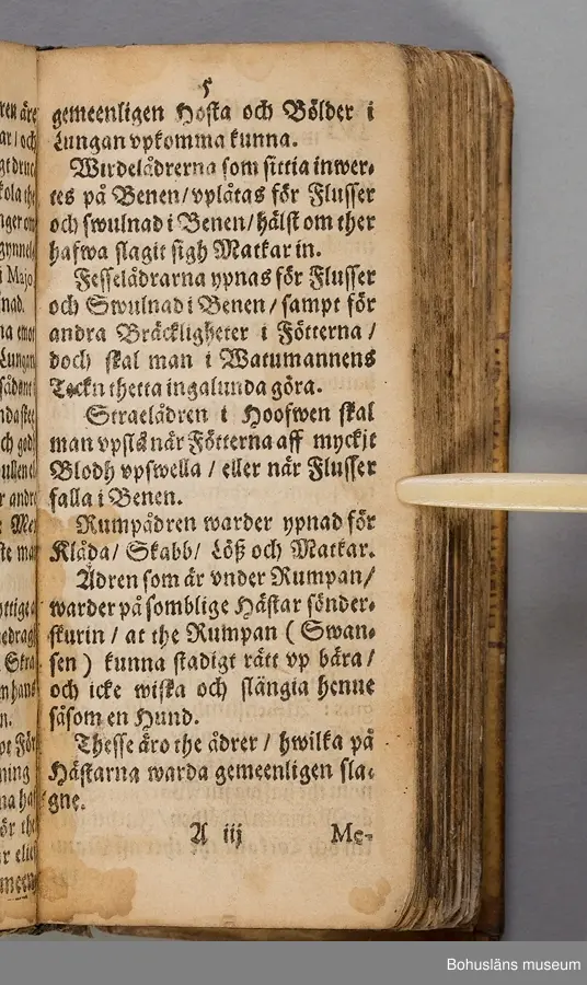 Originalupplaga tryckt i Stockholm 1647 hos Heinrich Keyser.
12:o., duodecimoformat,  (8), 258, (8) sidor. Nött helskinnsband. Oläslig namnteckning på pärmsidans insida tillsammans med täta anteckningar och årtalen 1659. Inlagan hårt skuren. Originalupplagans utvikbara plascher saknas.

Sammanbunden med Mårten Behms ( även Martin Böhme) (1559-1636) bok "Een ny och ganska nyttigh Läkiarebook om Häste Läkedomar" som är den andra på svenska tryckta boken om hästvård- och skötsel, utgiven 1648 i Stockholm hos samma tryckare. Behms bok ligger först i inbindningen.