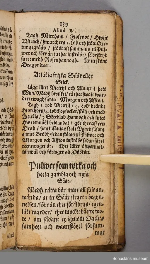 Originalupplaga tryckt i Stockholm 1647 hos Heinrich Keyser.
12:o., duodecimoformat,  (8), 258, (8) sidor. Nött helskinnsband. Oläslig namnteckning på pärmsidans insida tillsammans med täta anteckningar och årtalen 1659. Inlagan hårt skuren. Originalupplagans utvikbara plascher saknas.

Sammanbunden med Mårten Behms ( även Martin Böhme) (1559-1636) bok "Een ny och ganska nyttigh Läkiarebook om Häste Läkedomar" som är den andra på svenska tryckta boken om hästvård- och skötsel, utgiven 1648 i Stockholm hos samma tryckare. Behms bok ligger först i inbindningen.