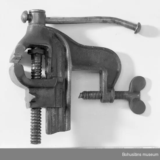 Ur punktnummerkatalogen 1958-1976:
F.O. Björkholms sterbhus
O. Anderssons urmakeri U:a

Skruvstäd med hornambolt.
(Ambolt stavas numera ambult; se SAOB).

Oscar Anderssons urmakeri, senare Oscar Anderssons urmakeri låg på Kålgårdsbergsgatan 10.  Som grannar i samma fastighet verkade Hjalmar Johansson Gummiverkstad, Emanuelsson & Samuelsson Raksalong och Ture Sääf Tapet & Färghandel.
Urmakaren hade bostad på övervåningen.

Enligt anteckning på handskriven papperslapp: Oskar Andersson bytte namn till Björkholm; kallades för Stjärnkikaren. Uppgiften lämnad av urmakare Erik Hisbro.
Urmakare Björkholm var medlem av NTO; spelade basfiol.
Han föddes i Uddevalla, verkade här, och flyttade till Härlanda i Göteborg den 27 november 1963 där han dog den 26 december 1963.