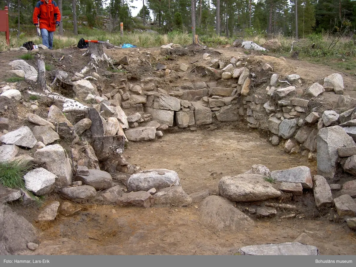 Snarsmon var en boplats för några resandefamiljer mellan ca 1860 och 1907. På platsen finns spår efter 10-12 hus. Tre av dessa undersöktes arkeologiskt 2004-2007.

Snarsmon var bosted for romanifamilier mellom ca. 1860 og 1907. På stedet finnes det spor etter 10-12 hus. Tre av disse ble undersøkt arkeologisk i åra 2004-2007.