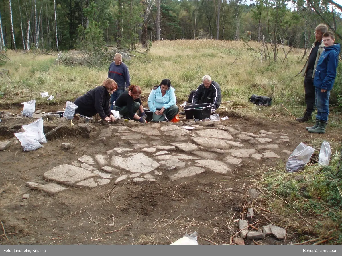 Snarsmon var en boplats för några resandefamiljer mellan ca 1860 och 1907. På platsen finns spår efter 10-12 hus. Tre av dessa undersöktes arkeologiskt 2004-2007.

Snarsmon var bosted for romanifamilier mellom ca. 1860 og 1907. På stedet finnes det spor etter 10-12 hus. Tre av disse ble undersøkt arkeologisk i åra 2004-2007.