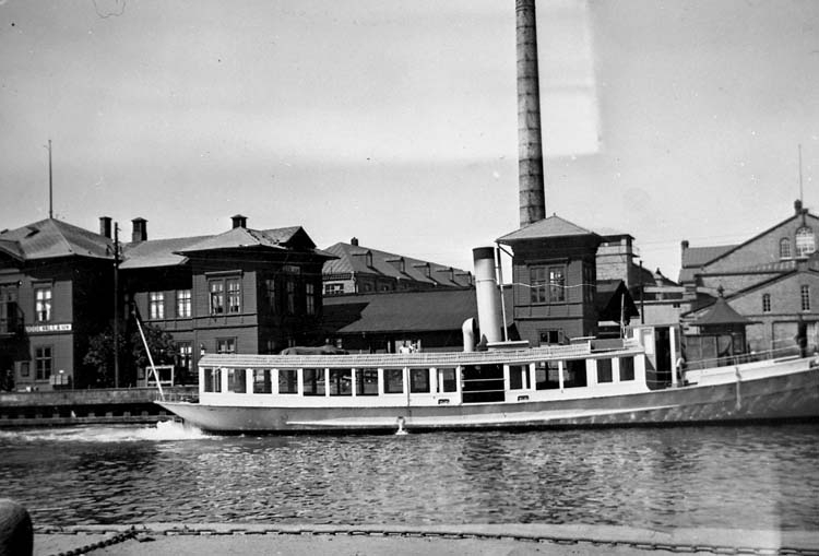 Enligt text på fotot: "s/s "Sunningen" vid Skeppsbron Uddevalla 1936".