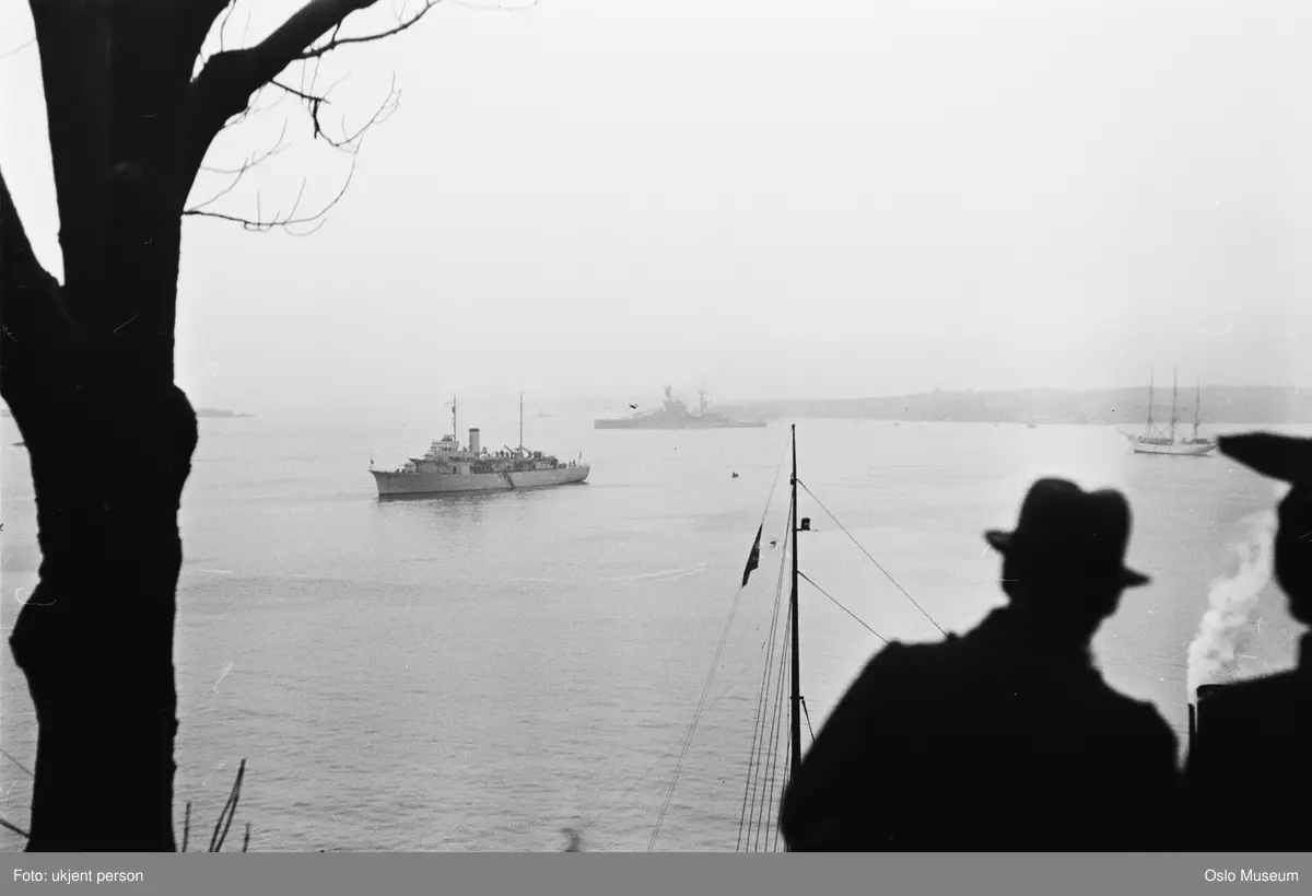 Dronning Mauds hjemferd, fjord, krigsskip, minelegger Olav Tryggvason, britisk slagskip HMS Royal Oak