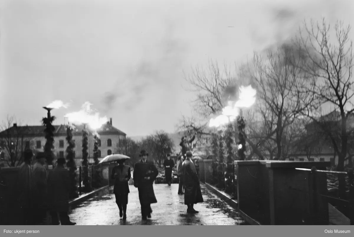 Akershus festning, fakler, mennesker, dronning Mauds hjemferd