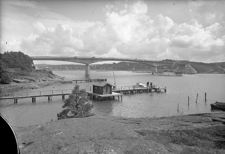 Enligt AB Flygtrafik Bengtsfors: "Tjörnbroarna Stenungsundsbron Bohuslän".