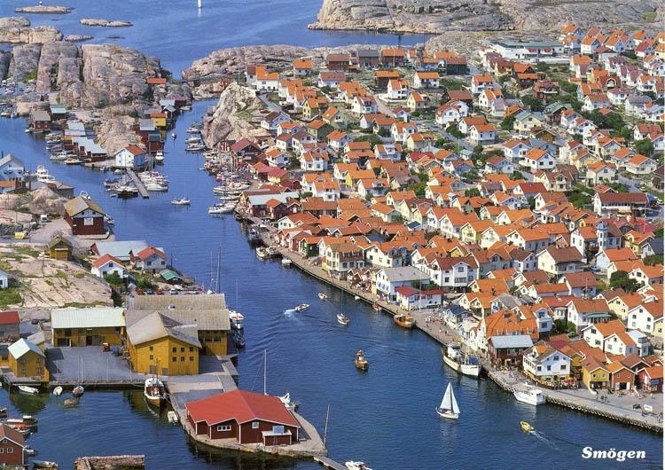 "Flygfoto. Smögen är synnerligen lämpligt för dem som, som genom några veckors friluftsvistelse vid haf och strand vilja i lugn och ro utan hänsyn till något societetslif rekreera sig efter vinterns intelektuella eller andra ansträngningar". 
(Urdrag ur reklambroschyren "Smögen Hafsbad" utgiven 1902).