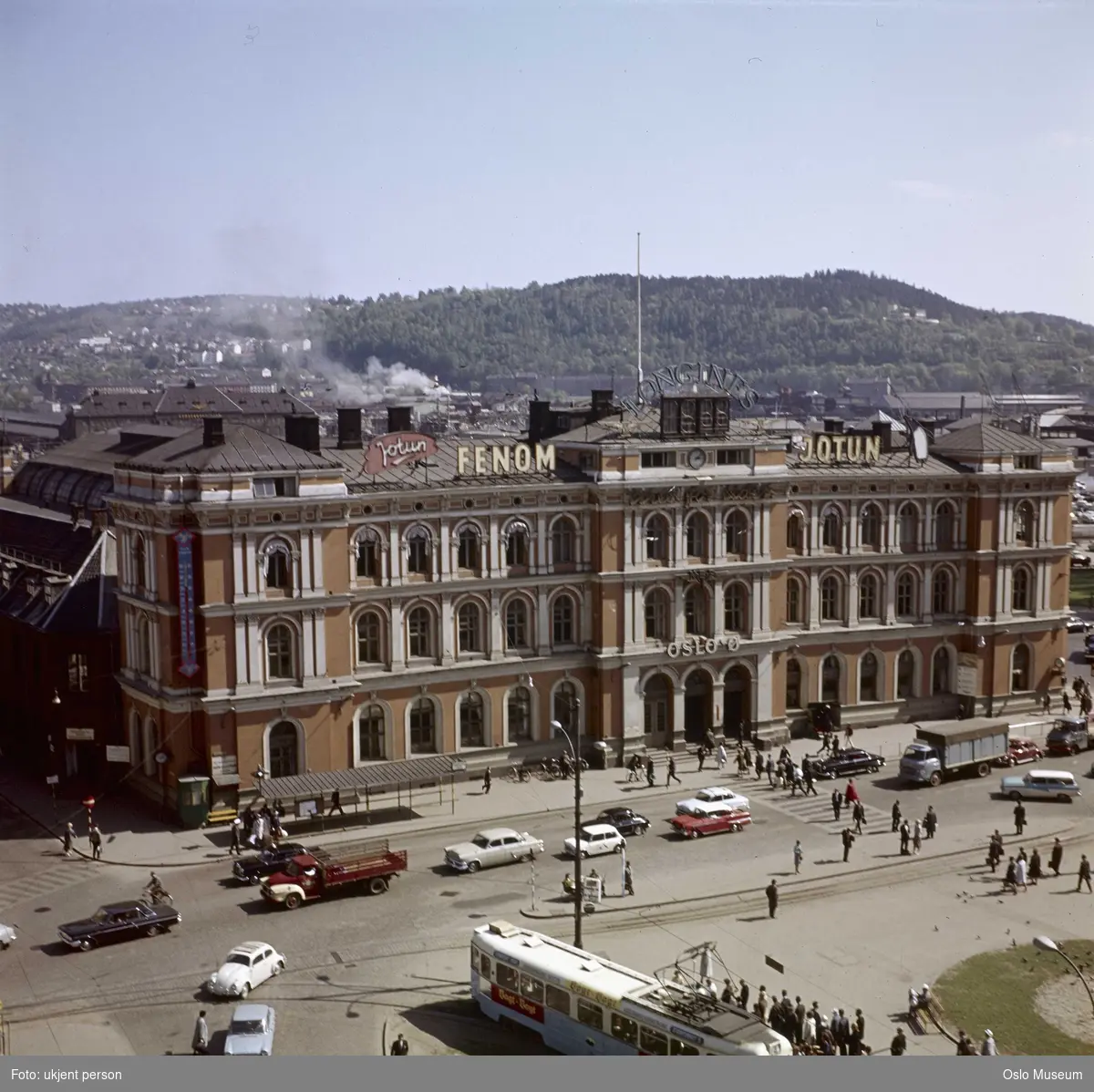 torg, biler, trikk, mennesker, Østbanestasjonen