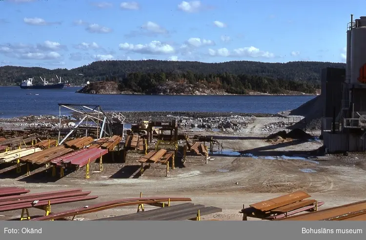 Projekt -73. Kärraverken byggs och Sörviksvarvet byggs ut. Fartygen ligger förtöjda vid ön för vidare leverans.