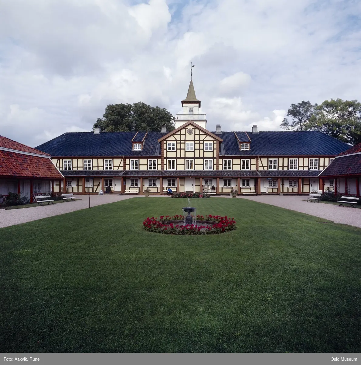 Frogner Hovedgård, Oslo Bymuseum, gårdsplass, plen, skyet himmel